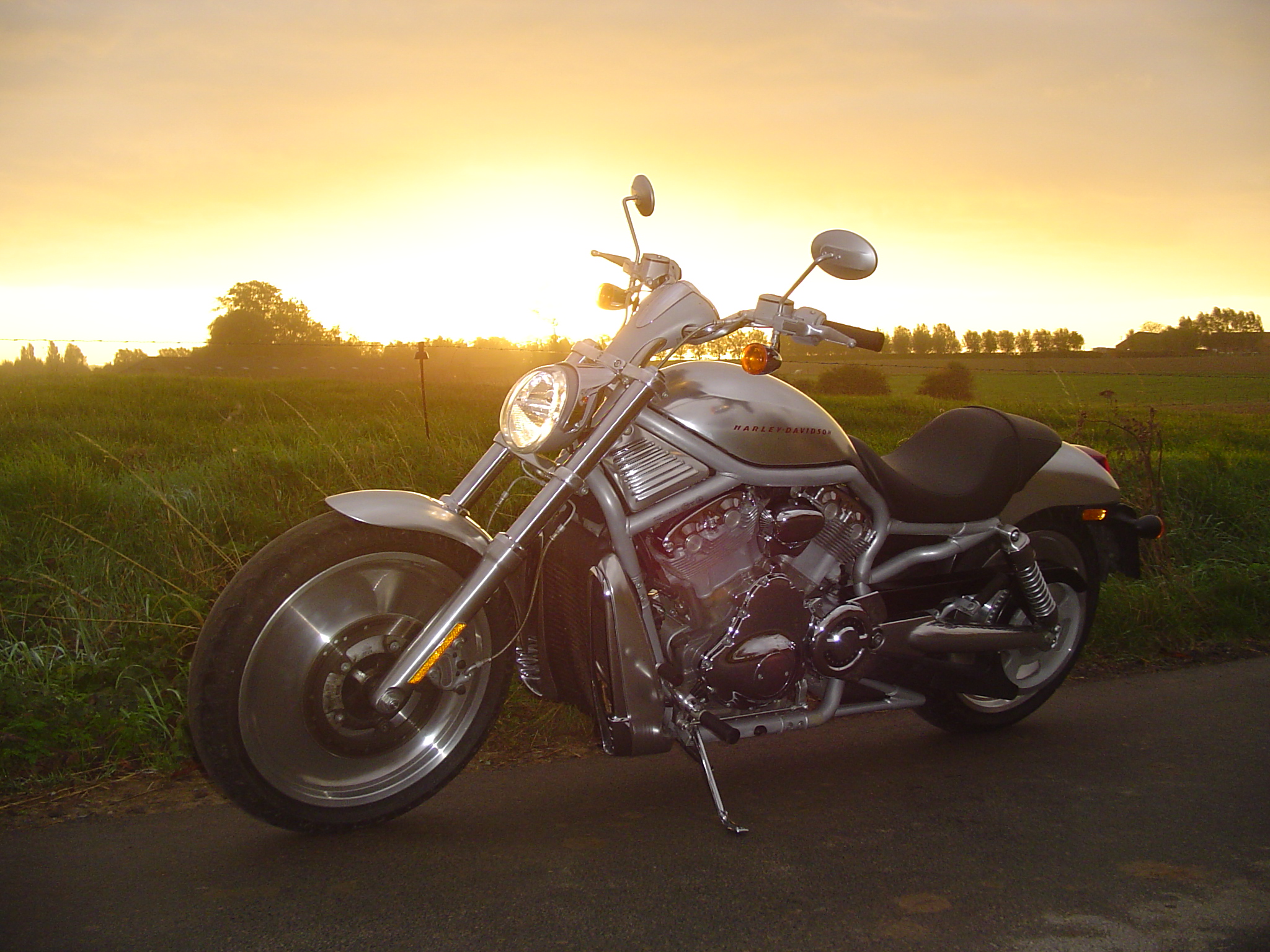 Foto van Harley Davidson V-Rod bij zonsopgang (digitale foto met tegenblits)